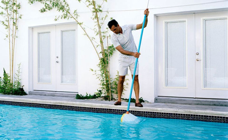 Как правильно чистить бассейн?