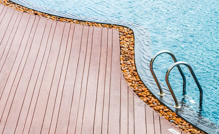 Как ухаживать за палубой и плиткой бассейна?