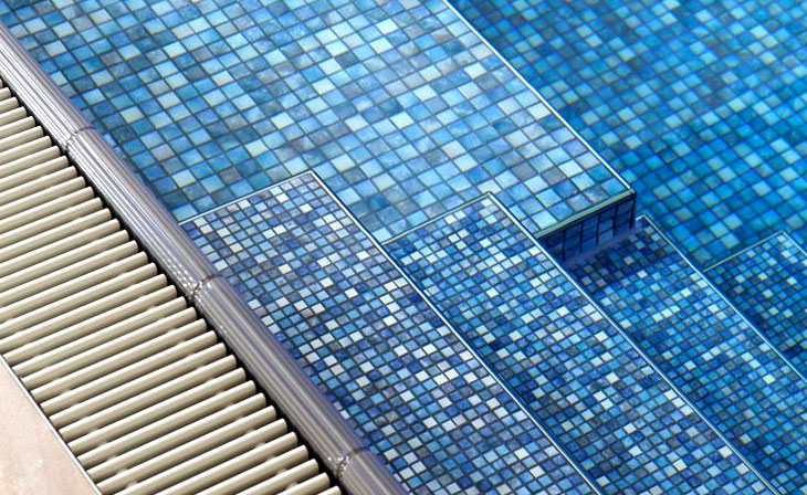 укладка мозаїки в бассейні