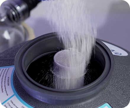 засыпка песка в фильтр для бассейна песочный