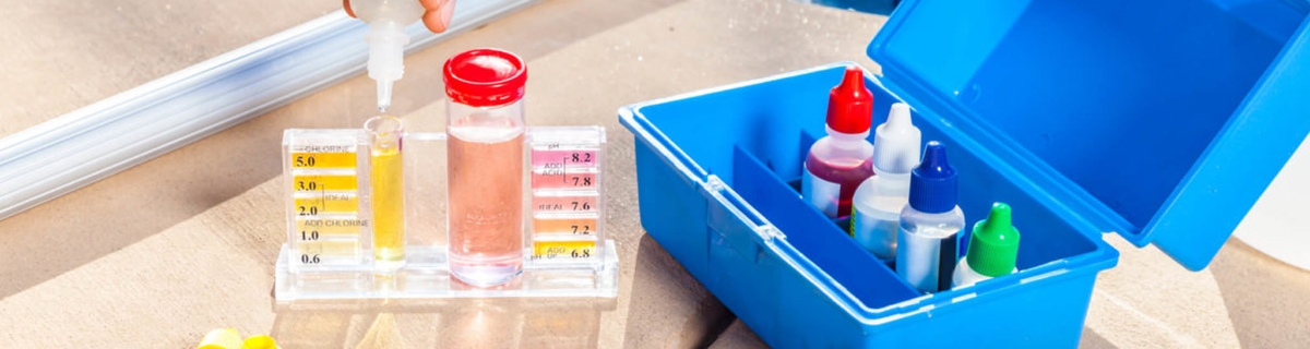 Тестирование воды в бассейне