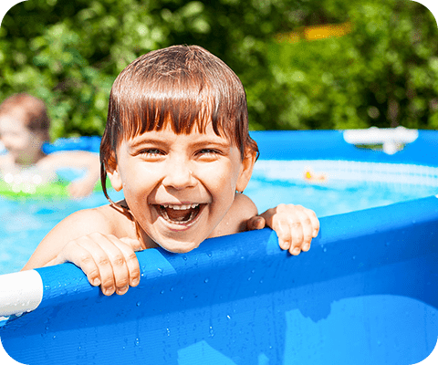 Діти в маленькому басейні