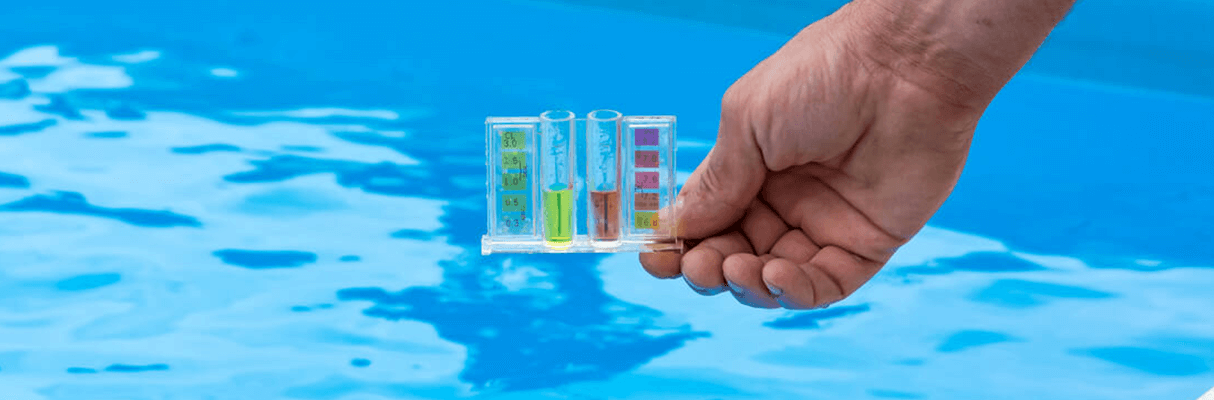 Тестирование воды в бассейне